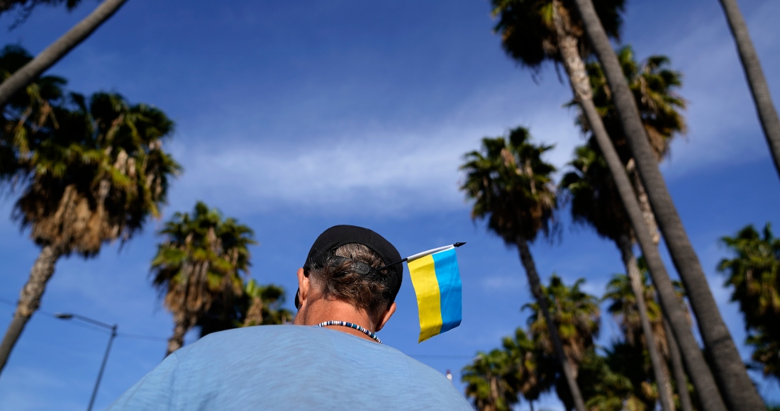 Zank Bennett Un Voluntario De Estados Unidos Lleva Una Bandera De Ucrania En Su Gorra Mientras Ayuda a Refugiados Ucranianos Que Quieren Solicitar Asilo En Su País El De Abril De En Tijuana México