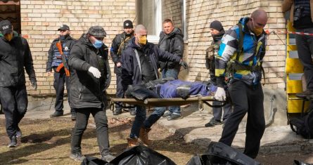 Voluntarios reúnen cuerpos de civiles asesinados en Bucha, cerca de Kiev, Ucrania, el lunes 4 de abril de 2022.