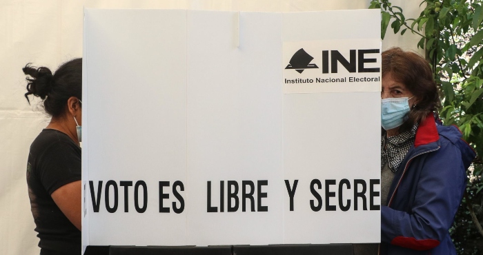 Ciudadanos Acuden a Casillas Para Emitir Su Voto Ante La Consulta De Revocación De Manato