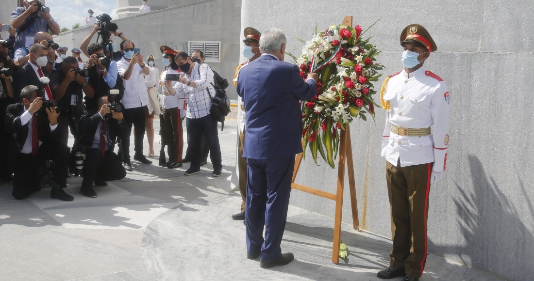 El Presidente De México Andrés Manuel López Obrador Depositó Este Domingo Una Ofrenda Floral En El Monumento a José Martí De La Icónica Plaza De La Revolución De La Habana