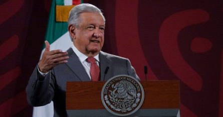 El Presidente Andrés Manuel López Obrador en su conferencia de prensa matutina en Palacio Nacional.