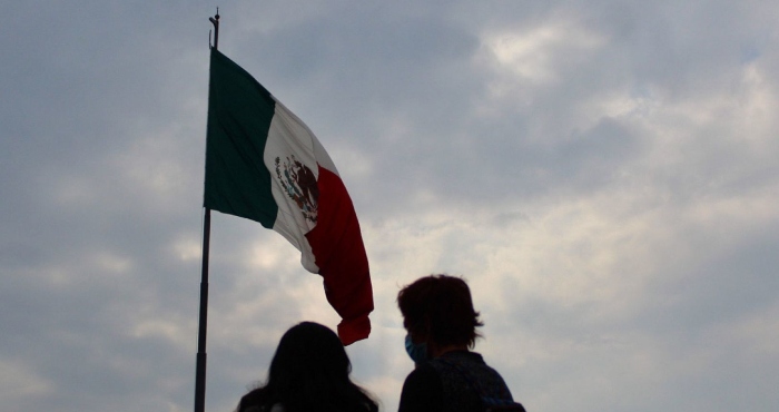 Bandera De México Al Atardecer En El Zócalo De La Ciudad De México