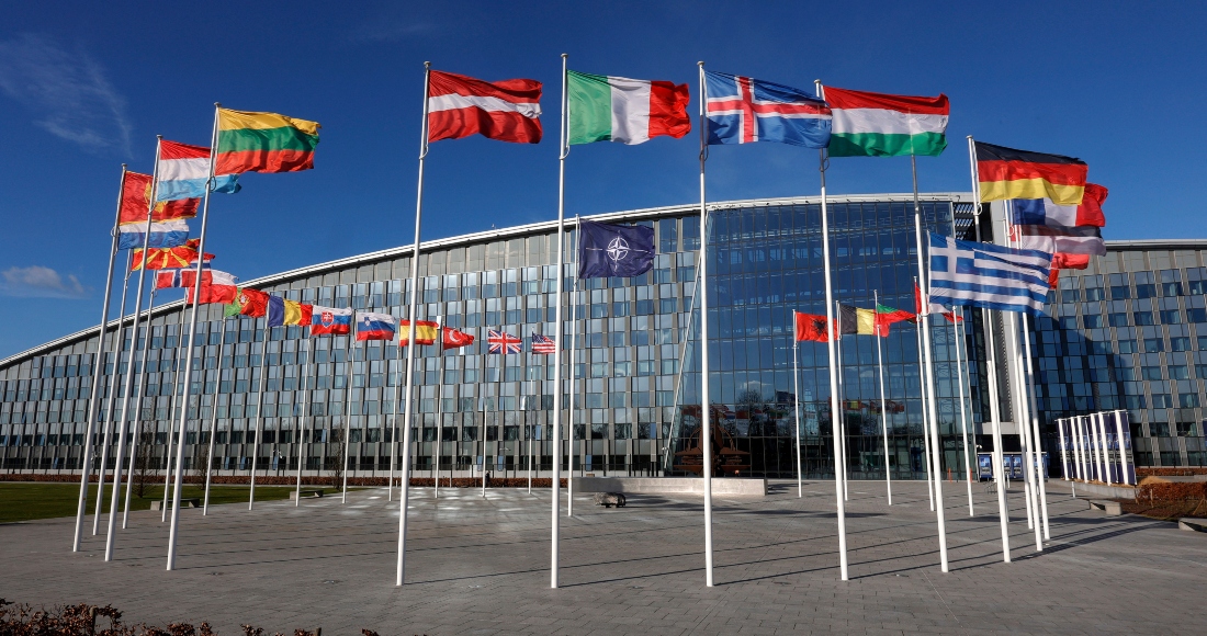 Banderas Ondeando En El Viento Ante La Sede De La Otan En Bruselas El De Febrero De