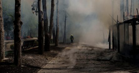 Un bombero trabaja en la extinción de un incendio tras un bombardeo ruso en un parque en Járkiv, Ucrania, martes 3 de mayo de 2022.