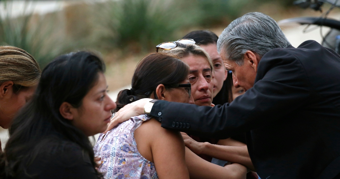 El Arzobispo De San Antonio Gustavo García Seller Consuela a Las Familias En El Exterior Del Centro Cívico Tras Un Letal Tiroteo En La Escuela Primaria Robb En Uvalde Texas El De Mayo De