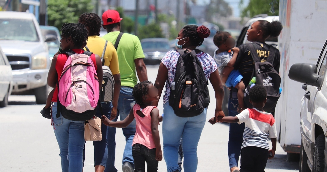 Imagen De Archivo De Un Grupo De Migrantes Caminando En Una Calle De Matamoros En El Estado De Tamaulipas méxico