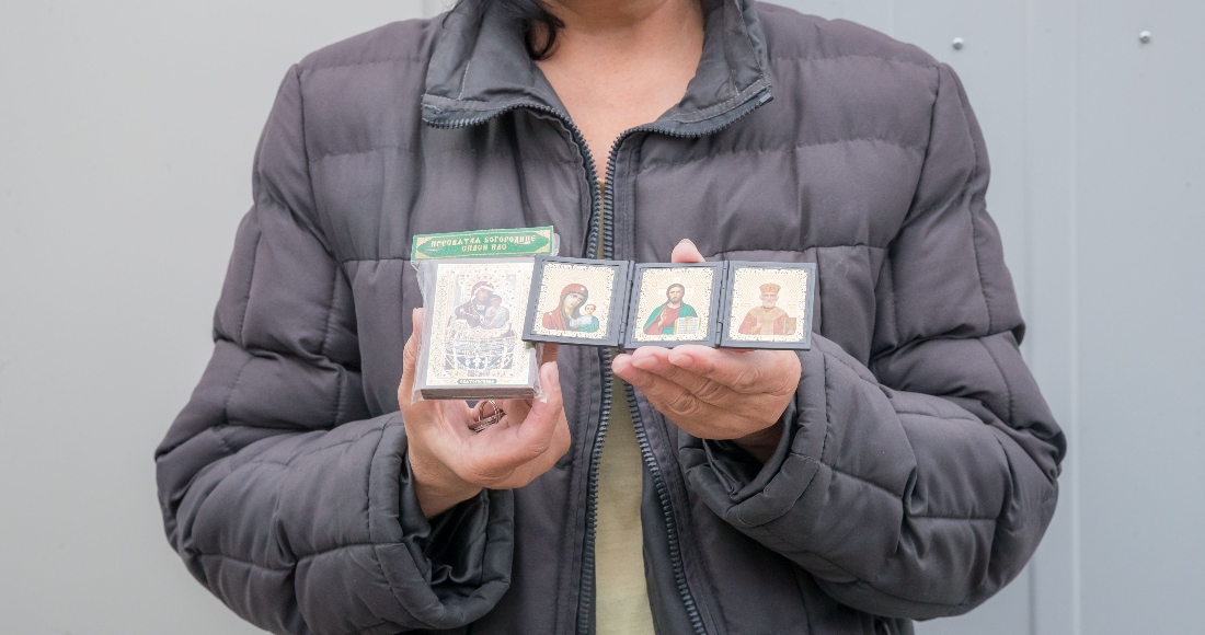 Fotografía Del De Abril Del Que Muestra a Nathalia Sujetando Imágenes Religiosas Lo Que Consideró Lo Más Importante Antes De Huir De Su Casa En Leópolis ucrania