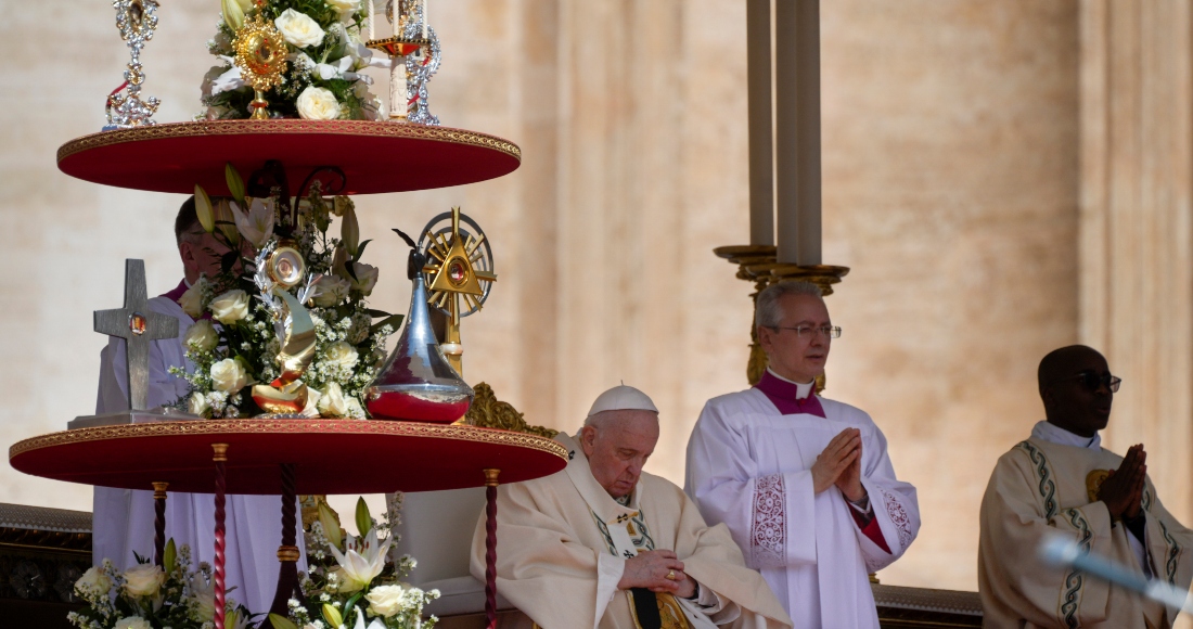 El Papa Francisco Se Sienta Junto a Reliquias De Diez Nuevos Santos En El Altar De La Plaza De San Pedro Del Vaticano El Domingo De Mayo De Donde Se Celebró La Misa De Canonización