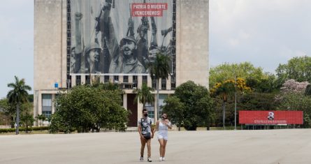 Imagen de archivo de una pareja camina por la Plaza de la Revolución, sede de la tradicional marcha de los trabajadores en La Habana (Cuba).