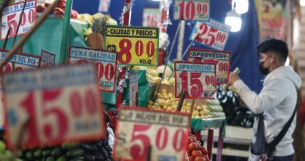 Precios de frutas y verduras en el puesto de un mercado de la Ciudad de México.