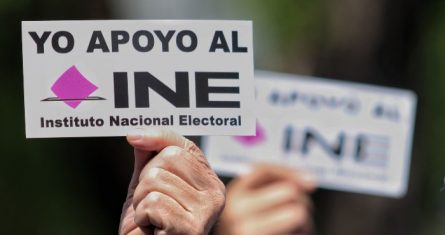 Un grupo de 20 personas de colectivo Ciudadanos por México se manifestaron en Protesta apoyo INE #YoDefiendoAlINE. inmediaciones del mismo.