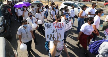 Estudiantes de la Universidad de Guanajuato se manifestaron para exigir justicia por la muerte de su compañero Ángel Yael Ignacio Rangel, de 19 años, quien murió por disparos de un elemento de la Guardia Nacional.