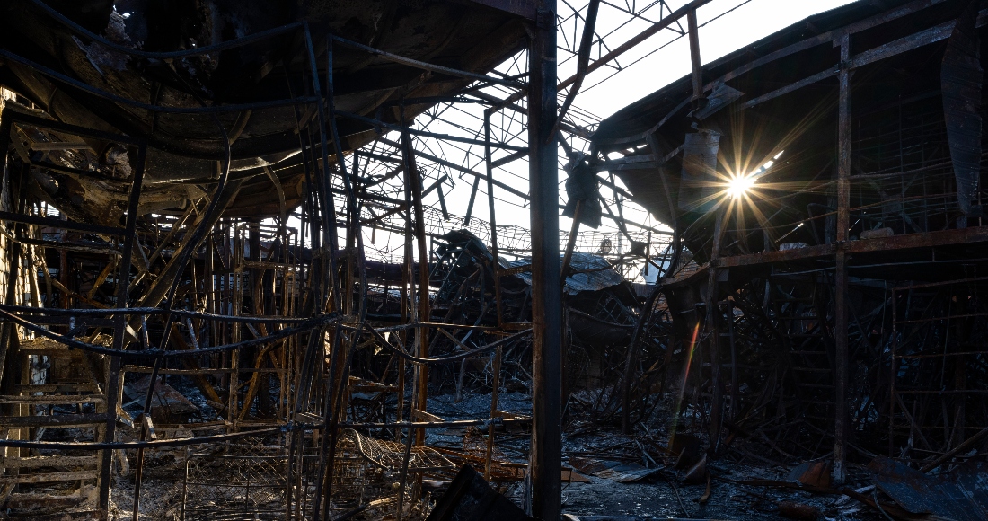 Rayos De Sol Atraviesan Estructuras Calcinadas En Una Zona Bombardeada Del Mercado De Barabashovo En Járkiv En El Este De Ucrania El Lunes De Mayo De