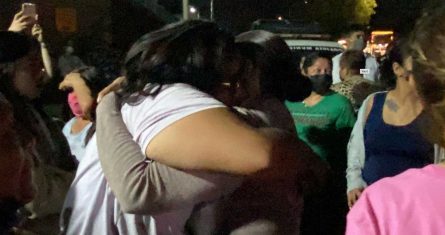 Reencuentro de familias tras la detención de mujeres que participaron en una protesta en Irapuato, Guanajuato.