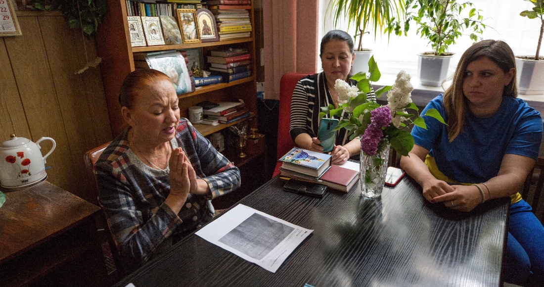 Foto Del De Mayo Que Muestra La Reunión De La Responsable De Las Madres De Soldados Valentyna Vasylivna i En La Sede De Kiev Con Dos Mujeres Que Han Perdido Familiares En Las Guerras De Ucrania Este Grupo De Mujeres Apoya a Quienes Tienen a Hijos O Esposos En La Guerra O Fallecidos En Acción