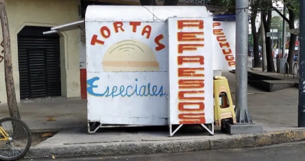 Rótulo en un puesto de tortas ubicado en la Alcaldía Cuauhtémoc.