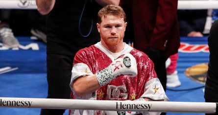 Saúl "Canelo" Álvarez, de México, llega al ring para su pelea por el título del Campeonato Mundial Súper Semipesado de la AMB en 12 asaltos contra Dmitry Bivol, de Rusia.