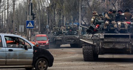 Unos tanques rusos circulan por una calle en una zona controlada por las fuerzas separatistas respaldadas por Rusia en Mariúpol, Ucrania, el sábado 23 de abril de 2022.