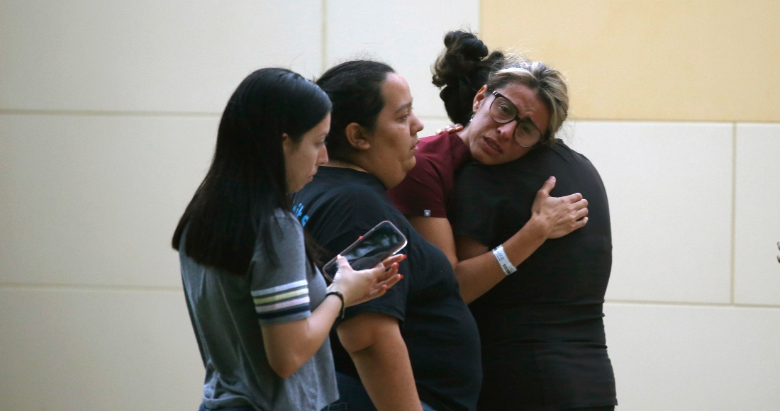 Un Grupo De Personas Reacciona Tras El Tiroteo En Una Escuela En Uvalde Texas El De Mayo Del