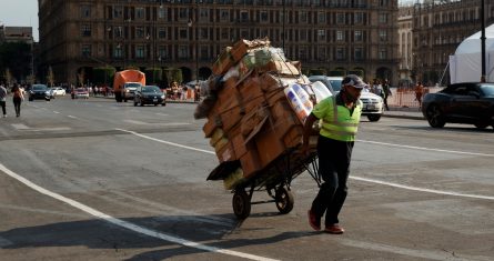 Un trabajador traslada sus productos el 28 de abril de 2022 en Ciudad de México (México).