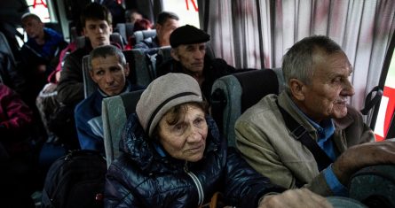 Gente sentada en un autobús durante una evacuación en Lyman, en la región de Donestk, en el este de Ucrania, el sábado 30 de abril de 2022.