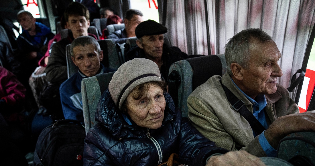 Gente Sentada En Un Autobús Durante Una Evacuación En Lyman En La Región De Donestk En El Este De Ucrania El Sábado De Abril De