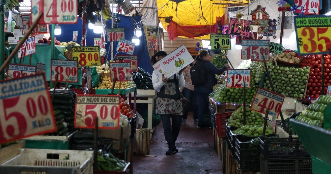 Venta De Frutas Y Verduras En Un Mercado De La Ciudad De México