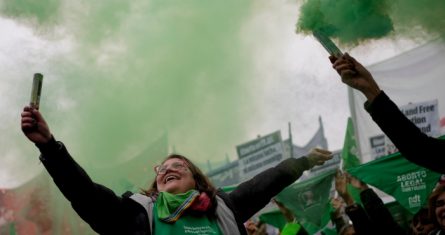 Mujeres argentinas protestan contra la anulación de la sentencia Roe vs. Wade por parte de la Corte Suprema de Estados Unidos, que elimina las protecciones constitucionales de las mujeres para el aborto, en Buenos Aires, Argentina, el lunes 27 de junio de 2022.