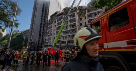 Bomberos trabajando en el lugar de un edificio residencial tras varias explosiones en Kiev, Ucrania, el domingo 26 de junio de 2022.