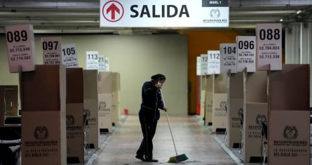 Una mujer limpia el principal centro de votación de la capital en preparación para la segunda vuelta de las elecciones presidenciales en Bogotá, Colombia, el viernes 17 de junio de 2022.