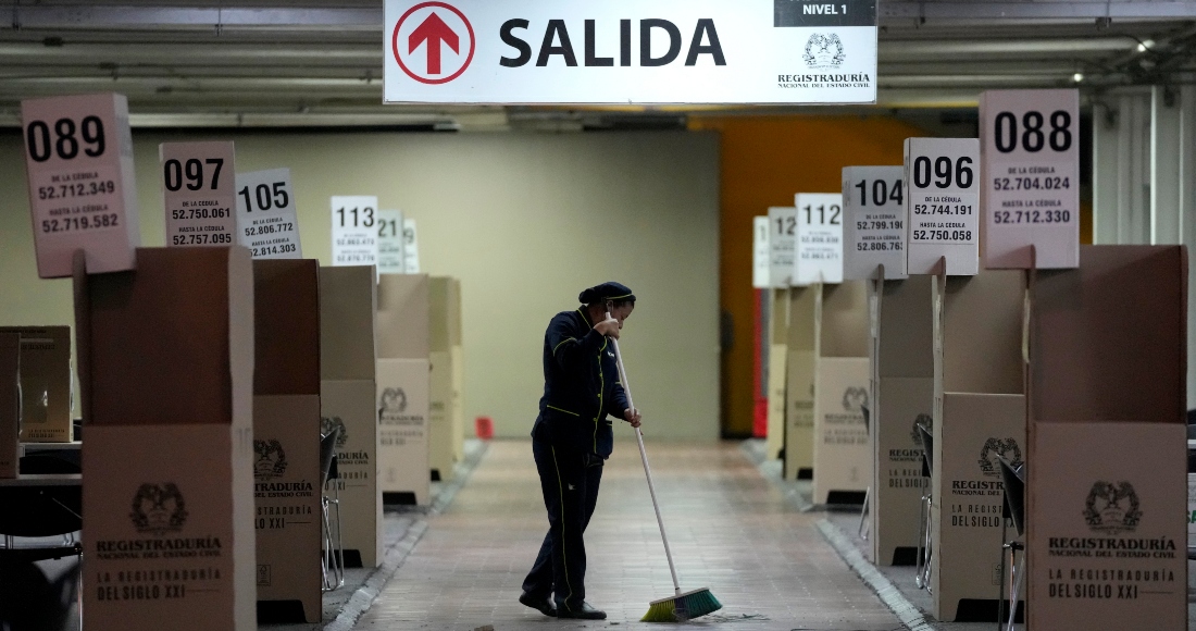 Una Mujer Limpia El Principal Centro De Votación De La Capital En Preparación Para La Segunda Vuelta De Las Elecciones Presidenciales En Bogotá Colombia El Viernes De Junio De