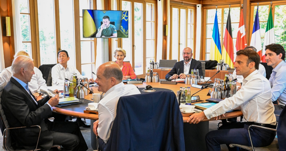 Desde El Frente En El Sentido De Las Agujas Del Reloj El Canciller De Alemania Olaf Scholz El Presidente De Estados Unidos Joe Biden El Primer Ministro Británico Boris Johnson El Primer Ministro De Japón Fumio Kishida La Presidenta De La Comisión Europea Ursula Von Der Leyen El Presidente Del Consejo Europeo Charles Michel El Primer Ministro De Italia Mario Draghi El Primer Ministro De Canadá Justin Trudeau Y El Presidente De Francia Emmanuel Macron Sentados En Una Mesa Mientras El Presidente De Ucrania Volodímir Zelenski Se Dirige a Ellos Por Videoconferencia Durante Una Cumbre Del G En Kruen Alemania El Lunes De Junio De