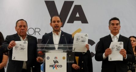 Jesús Zambrano, Marko Cortés y Alejandro Moreno Cárdenas durante la conferencia de la coalición Va por México en el hotel Marquis Reforma.