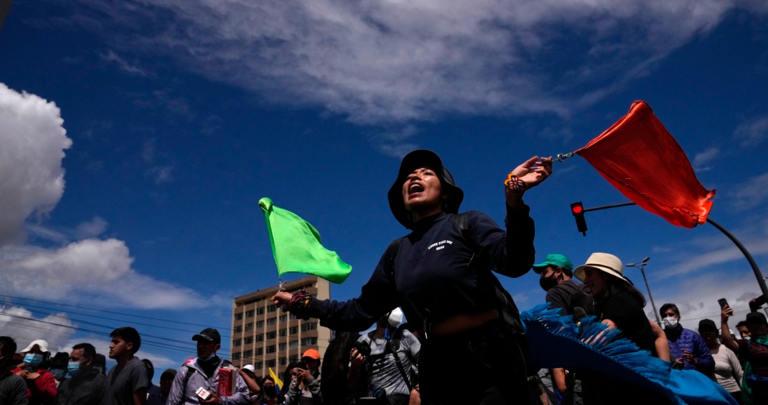 Estudiantes Se Suman a Mujeres Indígenas En Una Marcha En Apoyo a Las Protestas Y El Paro Nacional Contra El Gobierno Del Presidente Guillermo Lasso a Las Afueras De La Universidad De Central En Quito Ecuador El Sábado De Junio De