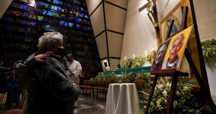 Una feligrés se lamenta frente a las imágenes de los sacerdotes jesuitas Javier Campos Morales y Joaquín César Mora Salazar durante una misa el martes 21 de junio de 2022, en la Ciudad de México.