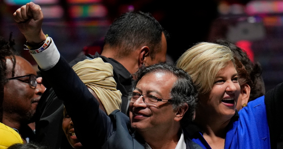 El Exguerrillero Gustavo Petro Y Su Esposa Verónica Alcocer Celebran Ante Sus Partidarios Después De Ganar La Segunda Vuelta De Las Elecciones Presidenciales En Bogotá Colombia El Domingo De Junio De