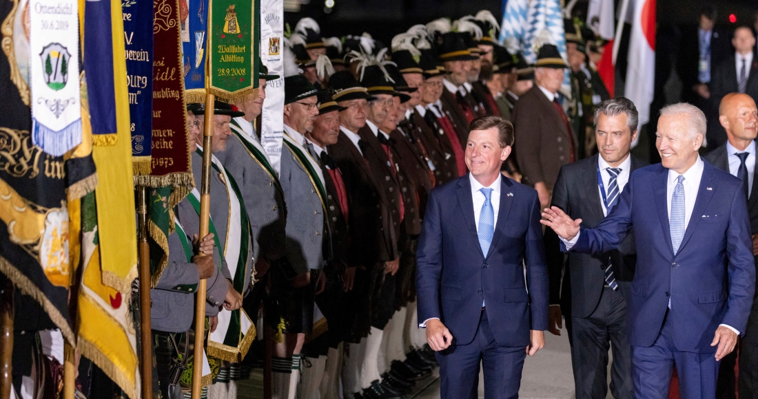 El Presidente De Estados Unidos a La Derecha Saluda Mientras Pasa Junto a Carabineros De Montaña Bávaros Con Ropas Tradicionales a Su Llegada Al Aeropuerto De Francisco José Cerca De Múnich Alemania El Sábado De Junio De Antes De Una Cumbre Del G