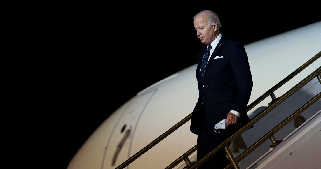 El Presidente De Estados Unidos Joe Biden Baja Las Escaleras Del Air Force One En La Base Aérea De Dover Delaware El Jueves De Junio De Mientras Se Dirige a Rehobeth Beach Delaware Para Pasar El Fin De Semana