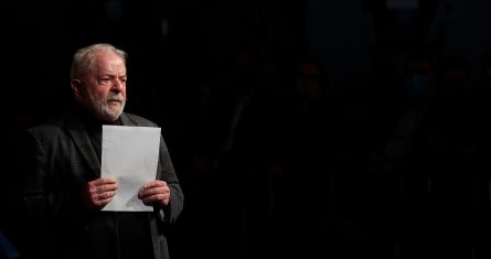 El expresidente de Brasil, Luiz Inácio Lula da Silva, en la mesa de debate 'Construir futuro: retos y alianzas populares', en Casa América, a 20 de noviembre de 2021, en Madrid, (España).