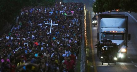 Migrantes, muchos de Centroamérica y Venezuela, caminan por la carretera Huehuetán en el estado de Chiapas, México, la madrugada del martes 7 de junio de 2022.