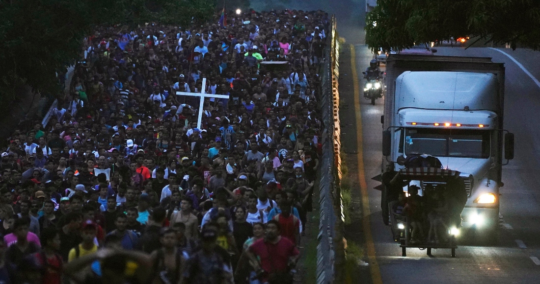 Migrantes Muchos De Centroamérica Y Venezuela Caminan Por La Carretera Huehuetán En El Estado De Chiapas México La Madrugada Del Martes De Junio De