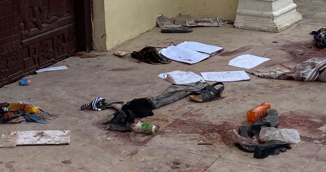 Objetos Personales Zapatos Y Papeles Entremezclados Con Sangre Yacen En El Piso De La Iglesia Católica De San Francisco Tras Un Ataque Efectuado Por Hombres Armados El Domingo De Junio De En Owo Nigeria