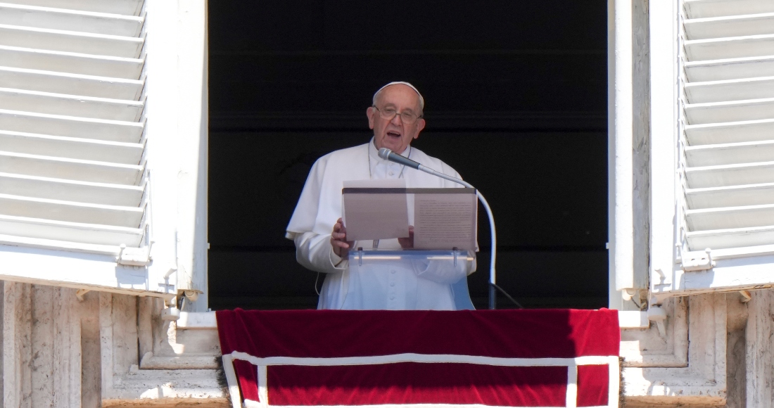 El Papa Francisco Ofrece Un Discurso Durante Su Aparición Para La Plegaria Regina Coeli Desde Su Estudio Con Vistas a La Plaza De San Pedro En El Vaticano El Domingo De Junio De