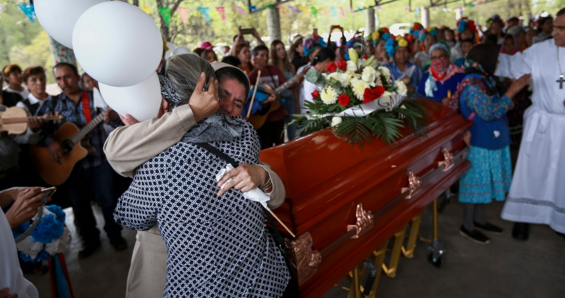 Una enfermera es consolada por una mujer durante la procesión fúnebre de los sacerdotes jesuitas Javier Campos y Joaquín Mora en Creel, estado de Chihuahua, México, el domingo 26 de junio de 2022.