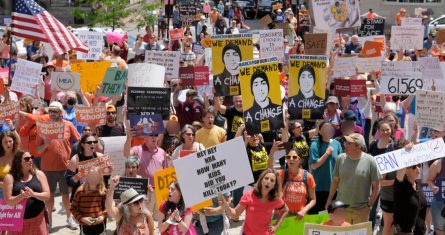 Cientos de personas participan en una manifestación para demandar leyes estrictas para el control de las armas de fuego, frente al Ayuntamiento de Portland, Maine, el sábado 11 de junio de 2022.