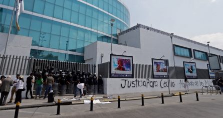 Colectivas feministas durante una protesta afuera de la Fiscalía General del Estado de Puebla para exigir justicia por el asesinato de la activista Cecilia Monzón.