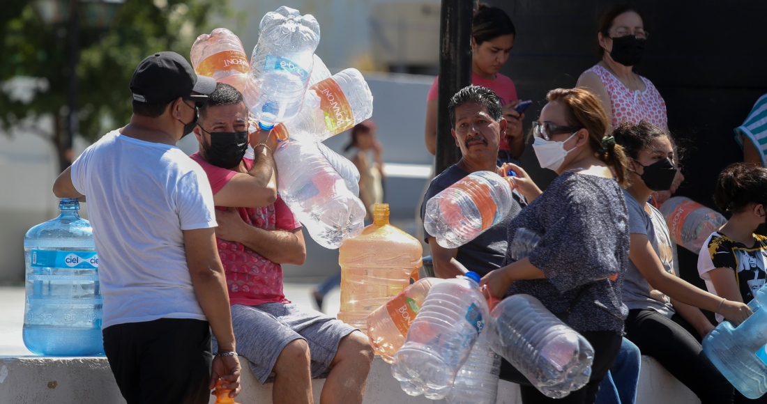 Vecinos Esperan Para Llenar Garrafas De Plástico Con Agua En Un Punto De Suministro Público En Monterrey México El De Junio De