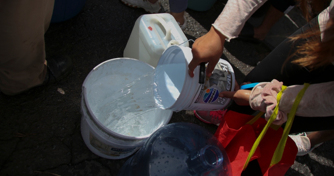 Vecinos Llenan Garrafas De Plástico Con Agua En Un Punto De Suministro Público En Monterrey México El De Junio De