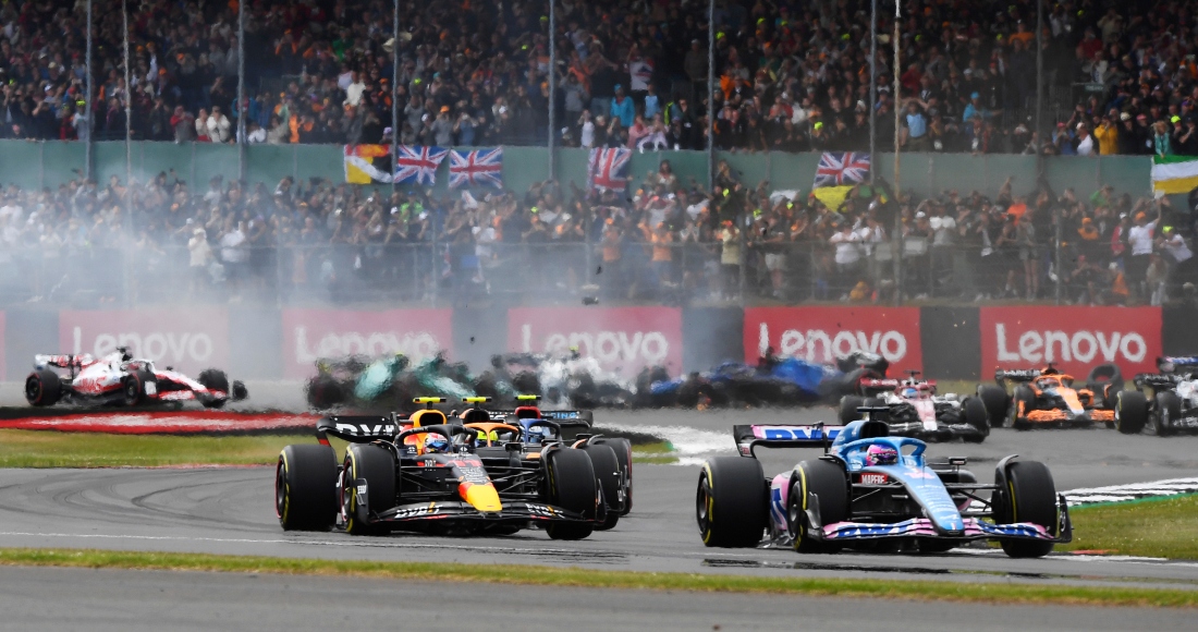 El Piloto Chino Guanyu Zhou alfa Romeo Ha Sufrido Este Domingo Un Duro Accidente Durante La Primera Vuelta De La Carrera Del Gran Premio De Gran Bretaña De Fórmula