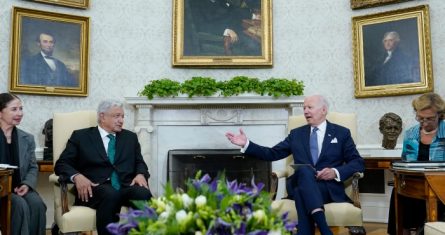 El Presidente Joe Biden, segundo desde la derecha, se reúne con el Presidente de México, Andrés Manuel López Obrador, segundo desde la izquierda, en la Oficina Oval de la Casa Blanca en Washington, el martes 12 de julio de 2022.